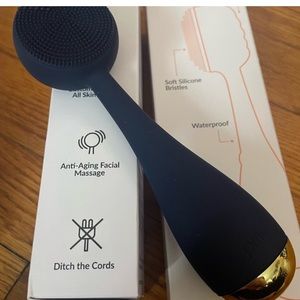 Facial cleansing device